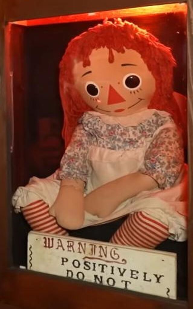 La poupée Annabelle dans le musée Warren