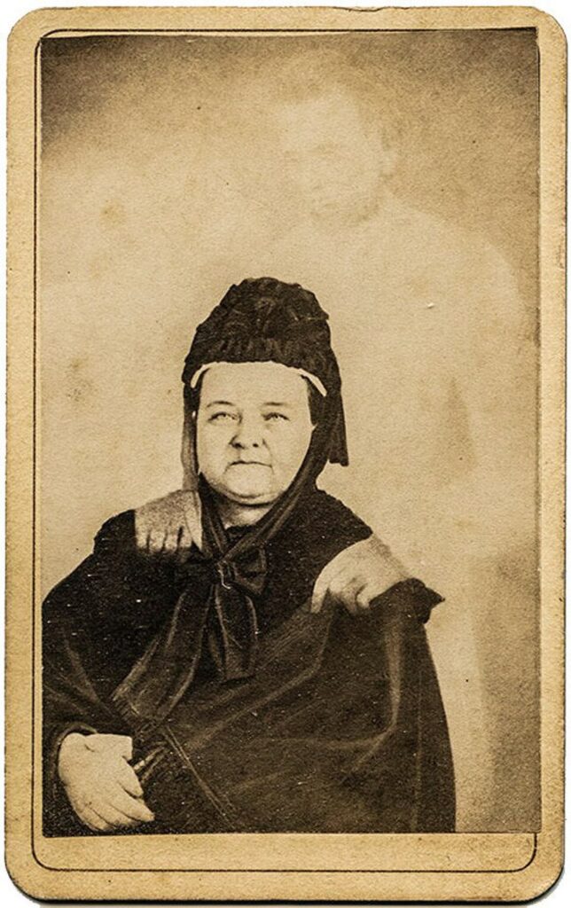 Photo de Mary Lincoln avec, derrière elle, ce qui serait le fantôme de son mari, Abraham Lincoln