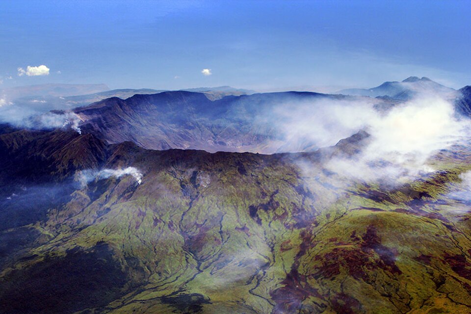 Vue aérienne de la caldeira du mont Tambora, sur l'île de Sumbawa, en Indonésie